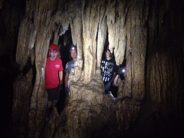 Jovenes en la cueva.jpg